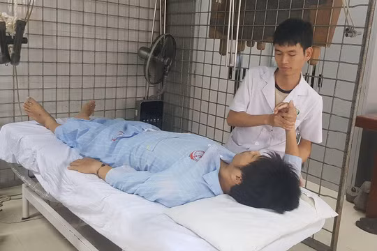 Bác sĩ khám chữa bệnh tại Bệnh viện Hữu nghị đa khoa Nghệ An