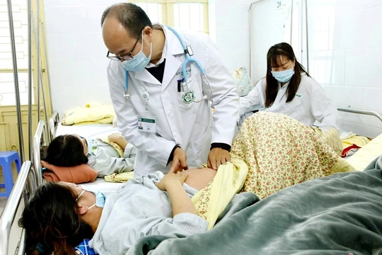 Bác sĩ của Bệnh viện Bạch Mai khám cho bệnh nhân (Ảnh minh họa)