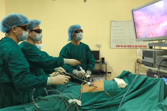 Bác sĩ Bệnh viện K phẫu thuật cho bệnh nhân