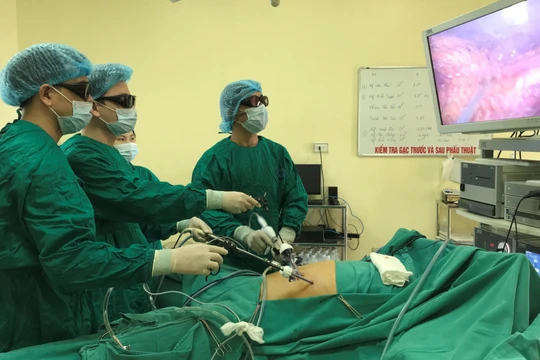 Bác sĩ Bệnh viện K phẫu thuật cho bệnh nhân