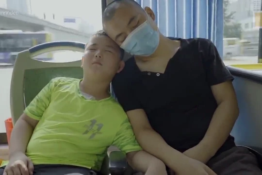 Lu Zikuan cùng bố trên chuyến xe buýt tới bệnh viện để chữa bệnh.