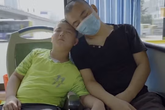 Lu Zikuan cùng bố trên chuyến xe buýt tới bệnh viện để chữa bệnh.