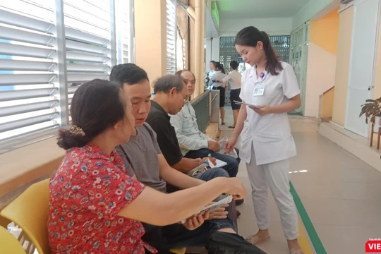 Người dân chờ đợi tới lượt vào khám bệnh dạ dày - thực quản tại Bệnh viện Hữu nghị Việt Đức sáng nay (22/6).