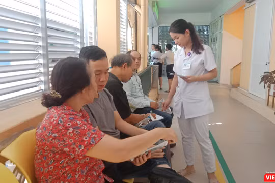 Người dân chờ đợi tới lượt vào khám bệnh dạ dày - thực quản tại Bệnh viện Hữu nghị Việt Đức sáng nay (22/6).