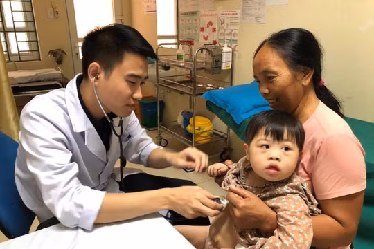 Bác sĩ khám cho các em nhỏ tại Lai Châu.