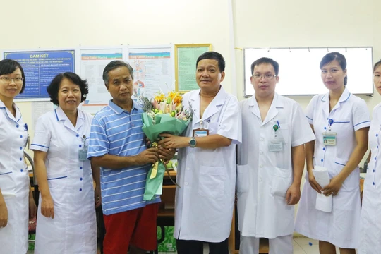 Ông Siêng Bun Thăn tặng hoa cho các bác sĩ của Bệnh viện Phổi Trung ương.