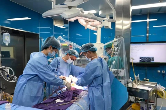 Bác sĩ của Bệnh viện phẫu thuật cứu bé N.