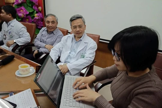 Ban giám đốc Bệnh viện Bạch Mai làm việc với phóng viên chiều 25/3