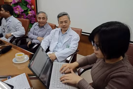 Ban giám đốc Bệnh viện Bạch Mai làm việc với phóng viên chiều 25/3