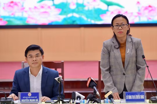 Ông Nguyễn Mạnh Hà - Chủ tịch UBND TP Uông Bí, tỉnh Quảng Ninh và bà Lê Ngọc Hân - GIám đốc Sở Thông tin và Truyền thông tỉnh Quảnh Ninh chủ trì cuộc họp.