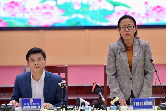 Ông Nguyễn Mạnh Hà - Chủ tịch UBND TP Uông Bí, tỉnh Quảng Ninh và bà Lê Ngọc Hân - GIám đốc Sở Thông tin và Truyền thông tỉnh Quảnh Ninh chủ trì cuộc họp.