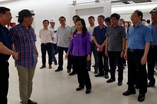 Bộ trưởng Bộ Y tế Nguyễn Thị Kim Tiến đi thị sát ở Bệnh viện Hữu nghị Việt Đức cơ sở 2 (Ảnh: Thái Bình)