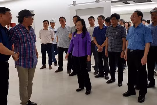 Bộ trưởng Bộ Y tế Nguyễn Thị Kim Tiến đi thị sát ở Bệnh viện Hữu nghị Việt Đức cơ sở 2 (Ảnh: Thái Bình)