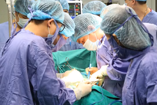 Một ca phẫu thuật tại Bệnh viện đa khoa tỉnh Phú Thọ