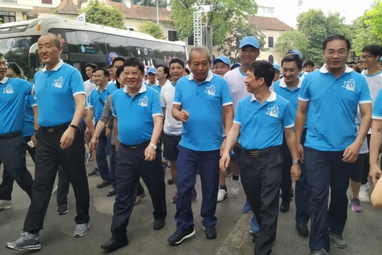 Phó Thủ tướng Trương Hòa Bình, Thứ trưởng Bộ Y tế Nguyễn Viết Tiến, Trưởng đại diện WHO tại Việt Nam Kidong Park hưởng ứng cuộc thi "Đi bộ vì sức khỏe"