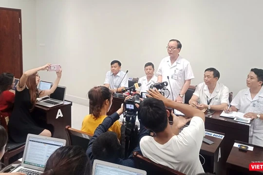 Đại diện Bệnh viện Nhi Trung ương thông tin về sức khỏe của bé L. ngày 16/9