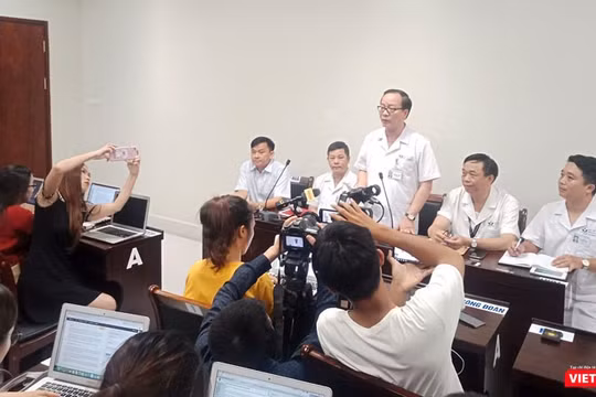 Đại diện Bệnh viện Nhi Trung ương thông tin về sức khỏe của bé L. ngày 16/9
