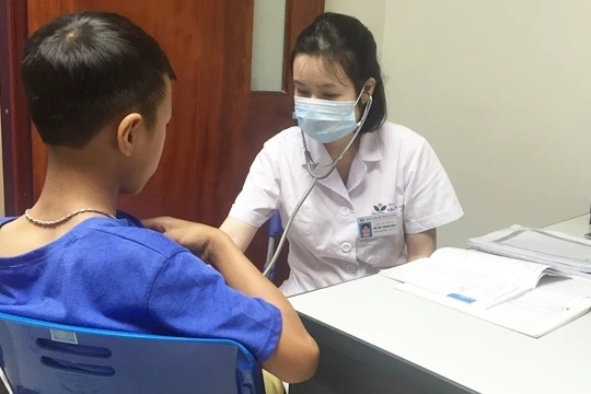 Bác sĩ khám bệnh cho bệnh nhân