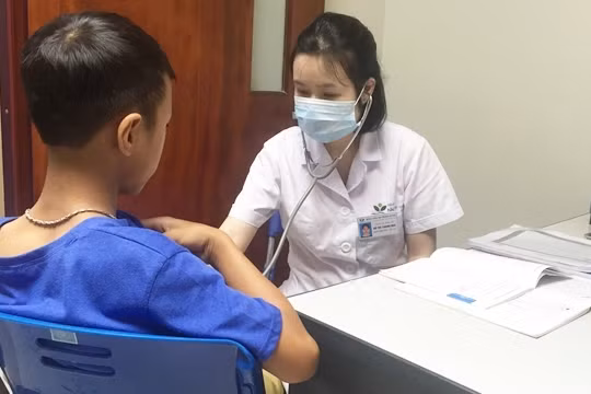 Bác sĩ khám bệnh cho bệnh nhân