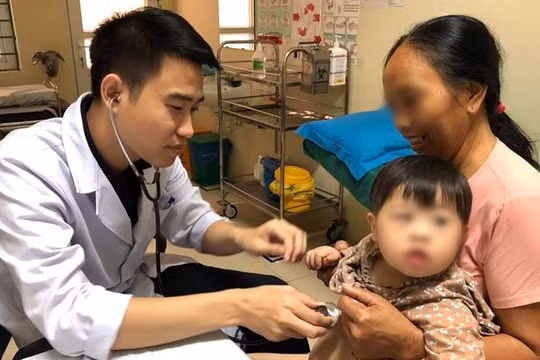 Bác sĩ của Bệnh viện E khám bệnh tại Lai Châu.