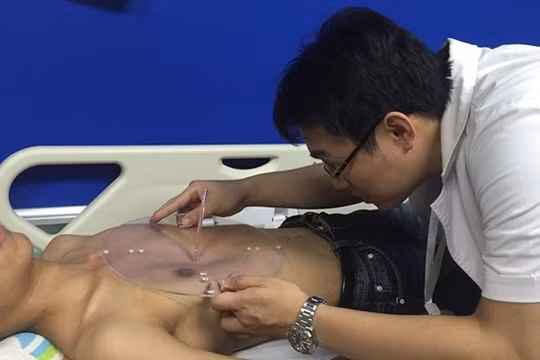 Bác sĩ kiểm tra vùng lõm ngực của bệnh nhi sau khi điều trị bằng phương pháp mới