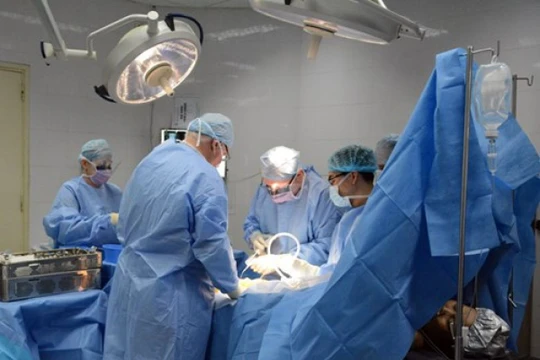 Bác sĩ Bệnh viện Trung ương Quân đội 108 phẫu thuật cho bệnh nhân.