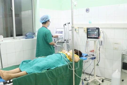 Bác sĩ của Bệnh viện đa khoa tỉnh Tuyên Quang chăm sóc cho bệnh nhân sau mổ.