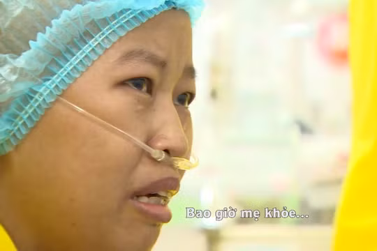 Người mẹ trẻ nghẹn ngào dặn con ở lại Bệnh viện Phụ sản Trung ương điều trị cho tốt.