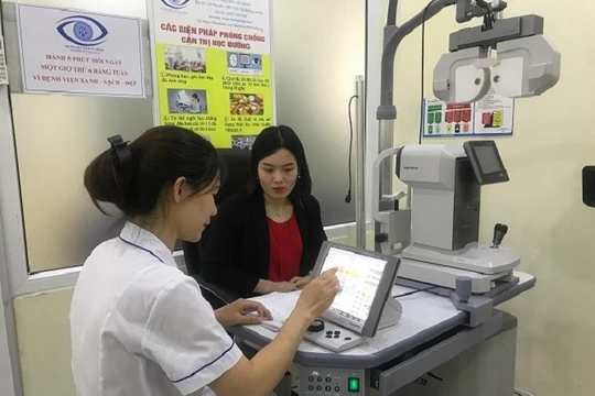 Bác sĩ khám bệnh cho người dân (Ảnh: Sở Y tế Hà Nội)