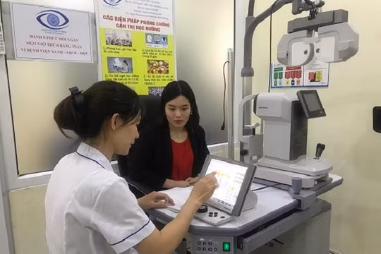 Bác sĩ khám bệnh cho người dân (Ảnh: Sở Y tế Hà Nội)