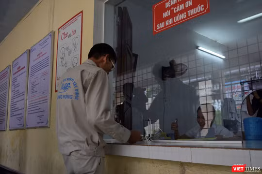 Người nghiện ma túy tới cơ sở điều trị Methadone uống thuốc