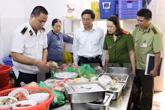 Cơ quan chức năng kiểm tra an toàn thực phẩm tại Hà Nội