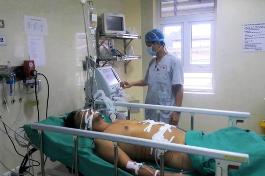 Bác sĩ theo dõi tình hình sức khỏe của bệnh nhân sau mổ