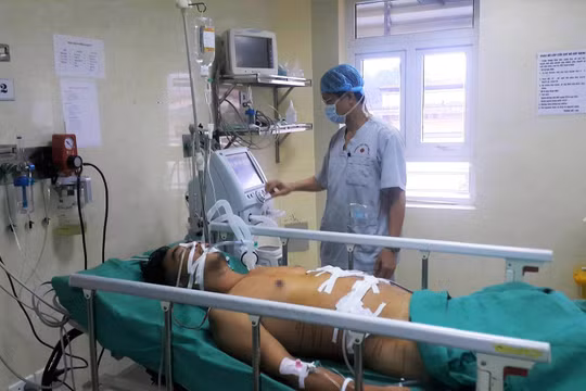 Bác sĩ theo dõi tình hình sức khỏe của bệnh nhân sau mổ