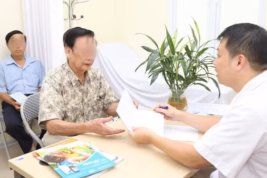 Bác sĩ khám miễn phí cho bệnh nhân (Ảnh minh họa)