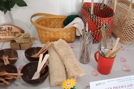 Một số vật dụng được các nhà khoa học tái chế từ rác thải.