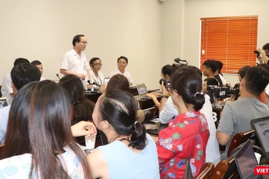 Buổi họp báo cung cấp thông tin sức khỏe cháu bé tại Bệnh viện Nhi Trung ương sáng 16/9.