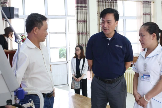 Bác sĩ Nhi khoa của Bệnh viện đa khoa tỉnh Cao Bằng được hướng dẫn sử dụng thiết bị mới