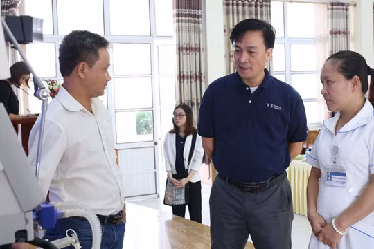 Bác sĩ Nhi khoa của Bệnh viện đa khoa tỉnh Cao Bằng được hướng dẫn sử dụng thiết bị mới