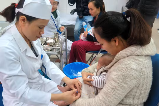 Các chuyên gia nhận định, các dịch bệnh như sốt xuất huyết, tay – chân – miệng, cúm, sởi, ho gà sẽ vẫn tiếp tục gia tăng trong thời gian tới.