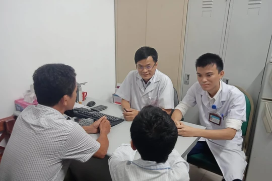 Bác sĩ khám cho trẻ mắc ADHD và tư vấn cho bố mẹ có con mắc bệnh.