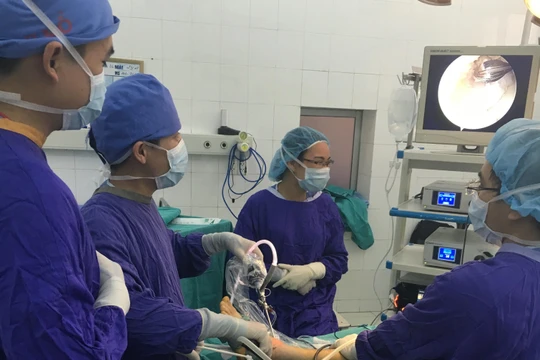 Các bác sĩ tiến hành mổ nội soi cho bệnh nhân