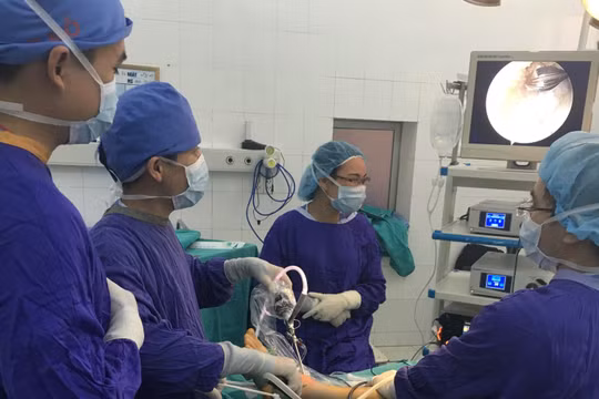 Các bác sĩ tiến hành mổ nội soi cho bệnh nhân