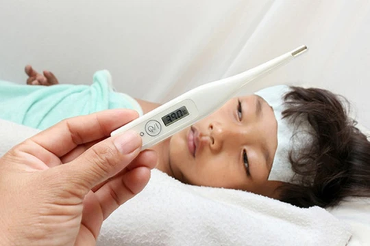 Bệnh nhi mắc sốt xuất huyết (Ảnh minh họa)