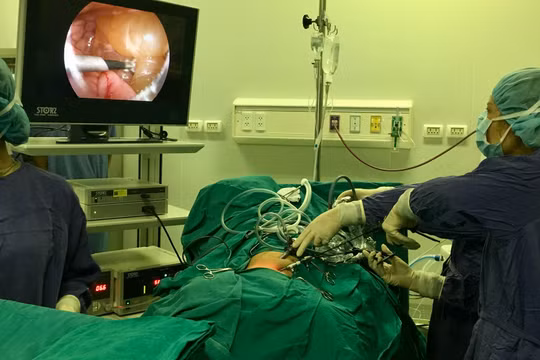 Nhóm bác sĩ của Bệnh viện phẫu thuật nội soi cắt khối u cho Đ.
