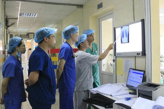 Nhóm bác sĩ của Bệnh viện E hội chẩn, đưa ra hướng điều trị tiếp theo cho nam bệnh nhân.