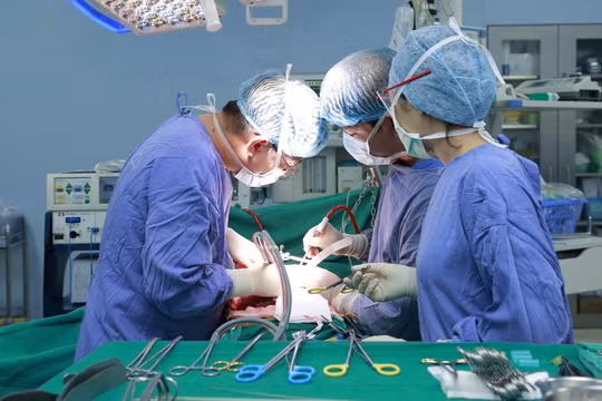 Ca phẫu thuật diễn ra trong 5 giờ đồng hồ, loại bỏ khối u kích thước "khủng" cho bệnh nhân.