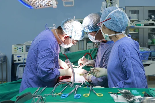 Ca phẫu thuật diễn ra trong 5 giờ đồng hồ, loại bỏ khối u kích thước "khủng" cho bệnh nhân.