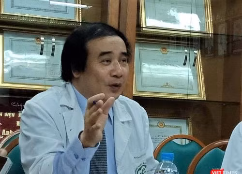 PGS.TS Nguyễn Văn Chi, Phó trưởng khoa Cấp cứu A9, Bệnh viện Bạch Mai chia sẻ về nguy cơ sức khỏe trong mùa nắng nóng chiều 23/4