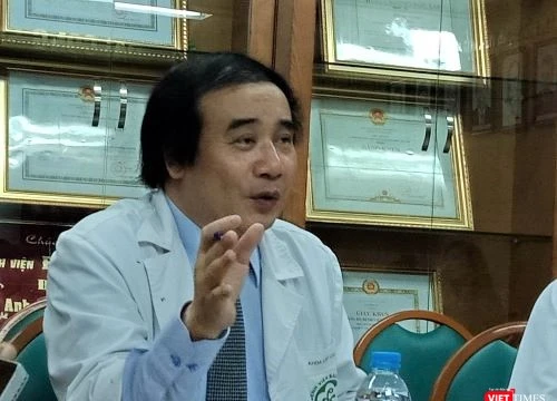 PGS.TS Nguyễn Văn Chi, Phó trưởng khoa Cấp cứu A9, Bệnh viện Bạch Mai chia sẻ về nguy cơ sức khỏe trong mùa nắng nóng chiều 23/4